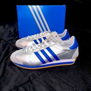 Adidas Country OG Shoes. Size 7M/8.5W. Metallic Silver/ Bright Blue/FTW White.